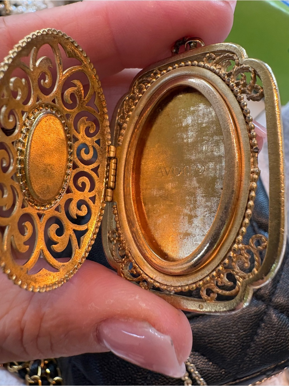 Vintage Avon 1973 Gold Filigree Pendant Photo Locket Necklace with Blue Cabochon - Picture 5 of 8